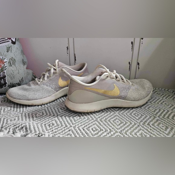 Nike gold and white womens size 9 - Picture 3 of 4